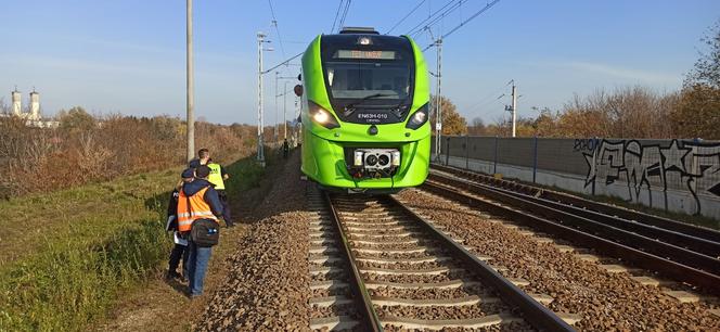 Tarnów. Pijany 35-latek potrącony przez pociąg. Przechodził przez tory w niedozwolonym miejscu