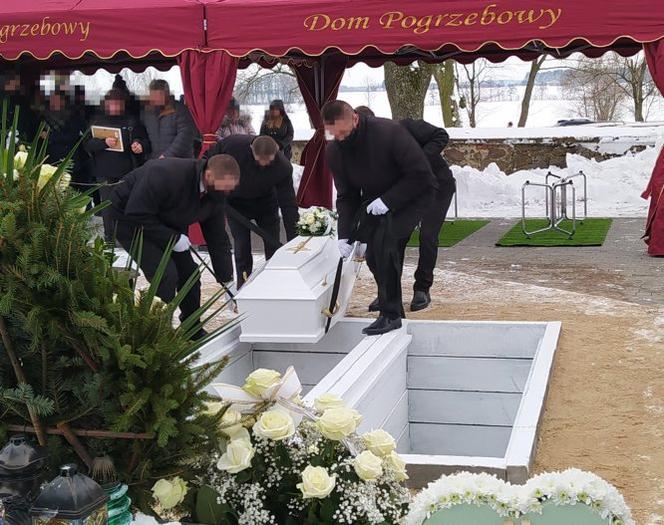 Julcię i Szymka pochowano w białych trumienkach