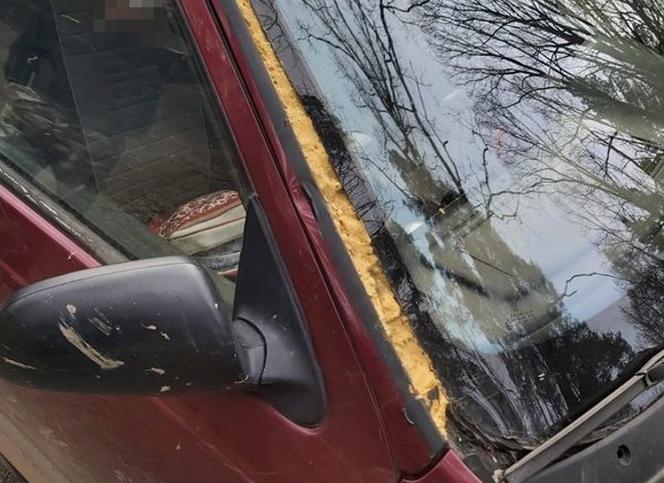 Szyba z innego auta przytwierdzona pianką montażową. Policjanci nie wierzyli w to co zobaczyli
