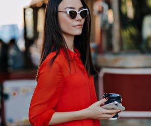 Czerwona koszula będzie hitem jesiennych stylizacji. Jak ją nosić w modny sposób?