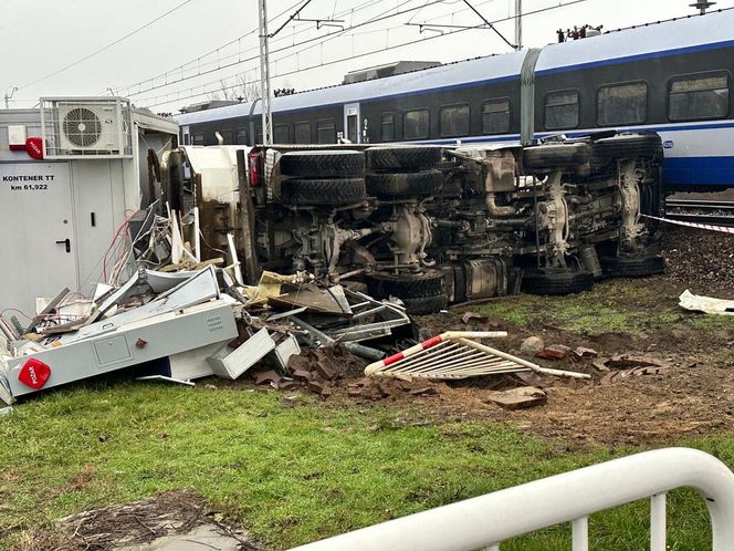 Zderzenie pociągu z ciężarówką. Skład PKP Intercity się wykoleił. Trwa akcja ratunkowa