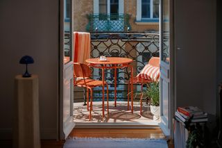 Kompleksowy poradnik, jak  urządzić nowoczesny balkon w bloku. Oto 29 inspiracji