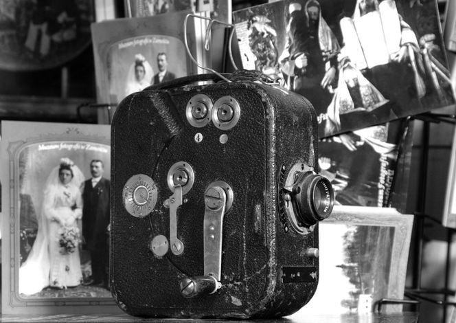 Jedna z pierwszych kamer filmowych – na korbkę, przełom XIX i XX w