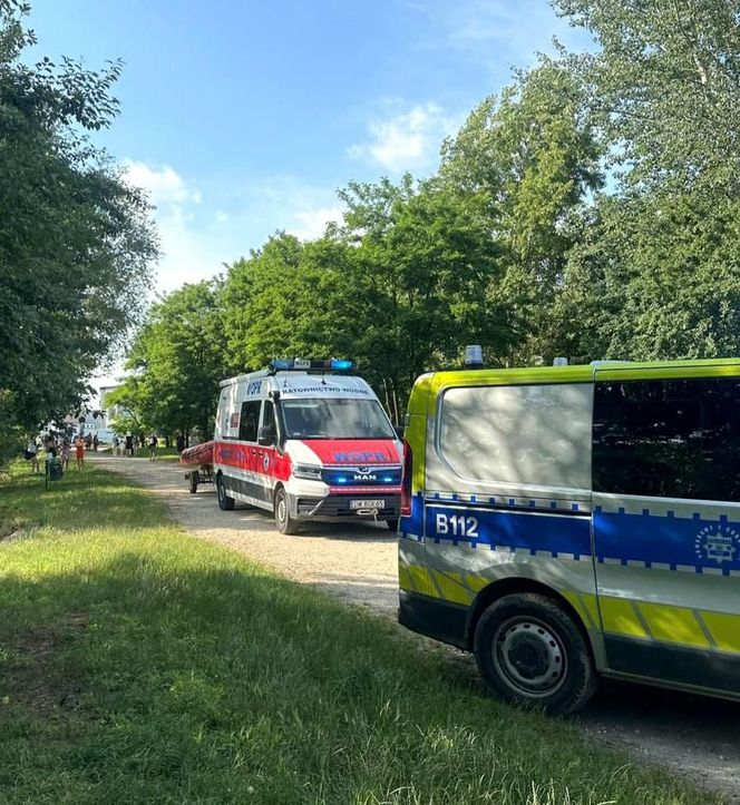 Pijaną nastolatkę wrzucili do stawu "dla zabawy". Lądował śmigłowiec LPR