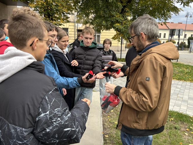 Uczniowie sadzili żonkile przy skwerze pamięci