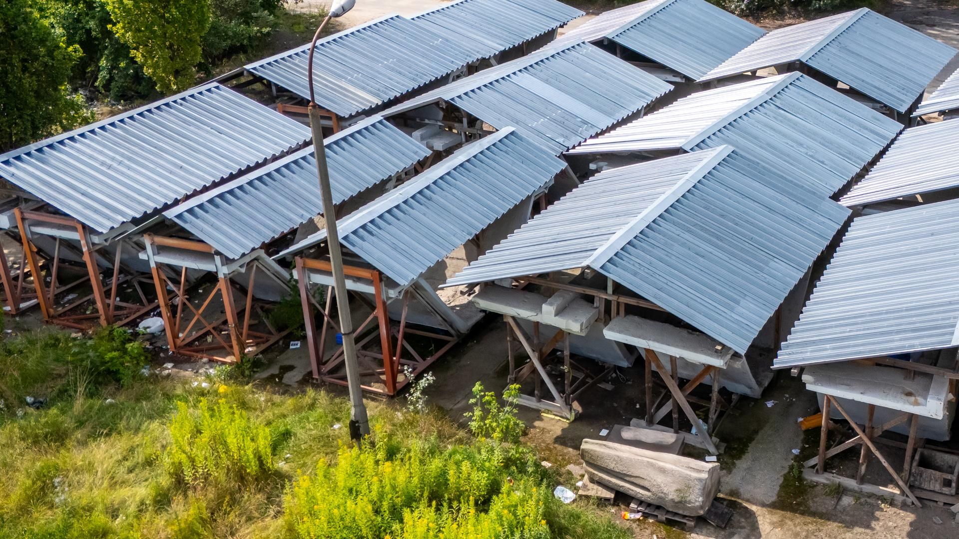 Elementy rozebranego pawilonu „Emilia” przechowywane na Białołęce w Warszawie