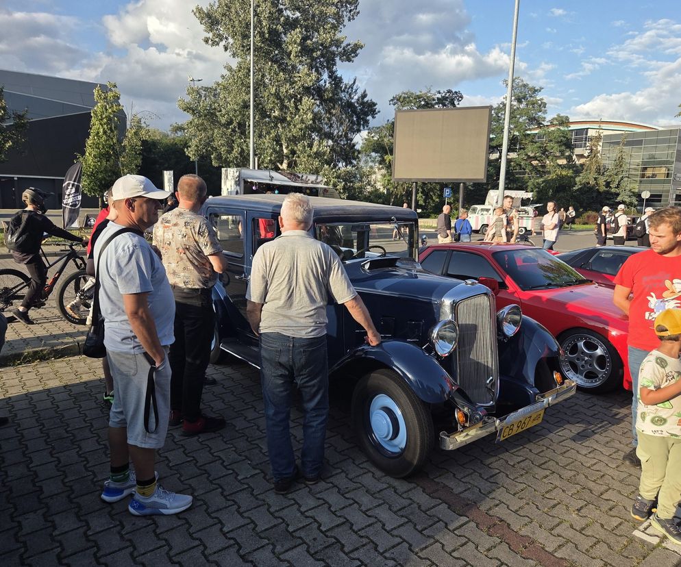 Motoryzacyjne legendy pod Torbydem. Bydgoskie Klasyki Nocą znów przyciągnęły tłumy
