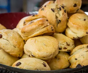 Bułeczki z rodzynkami. Proste, szybkie i w sam raz słodkie 