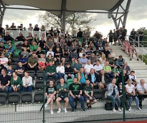 Kibice na otwarciu stadionu w Starachowicach
