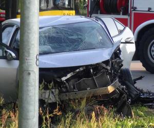 Potworna czołówka pod Legionowem. Roztrzaskane auto dachowało, są ranni