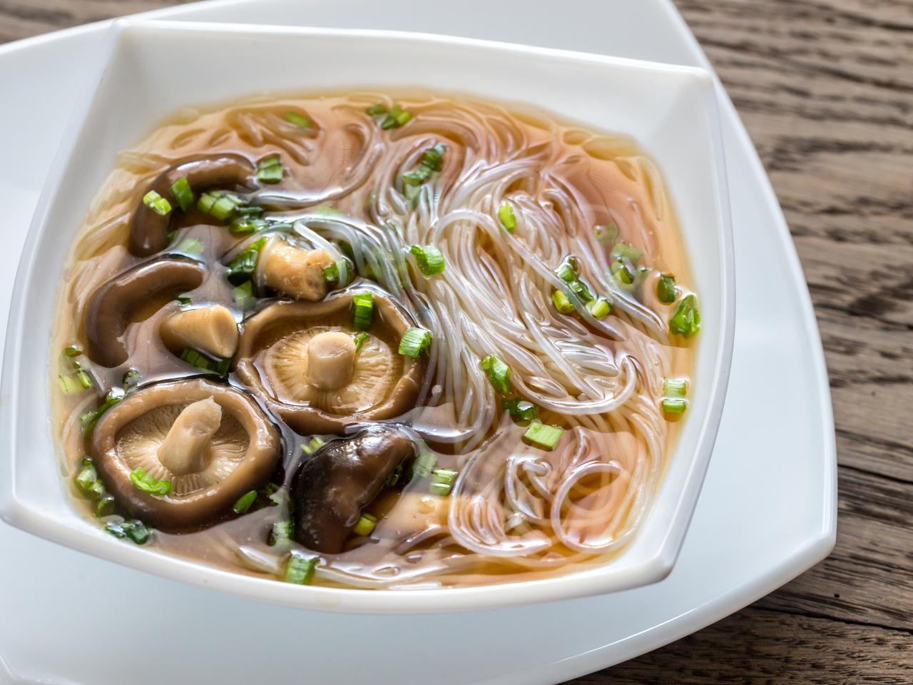 Pikantna zupa imibrowa z grzybami i makaronem