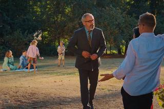 M jak miłość odc. 1699: Kinga (Katarzyna Cichopek), Piotrek (Marcin Mroczek), Adam Werner (Jacek Kopczyński),  Anita (Melania Grzesiewicz), Kamil (Marcin Bosak), Pola (Hania Nowosielska), Misiek (Aleksander Bożyk)