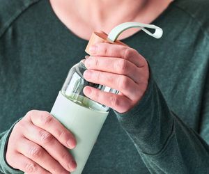 Czym jest woda proteinowa? Eksperci oceniają, czy rzeczywiście warto włączyć ją do diety