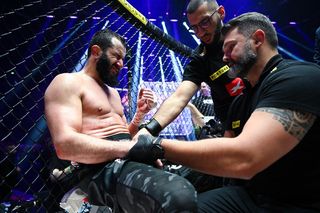 Dramatyczny koniec walki Adamek - Khalidov! Paskudne zakończenie gali XTB KSW Epic [WYNIKI]