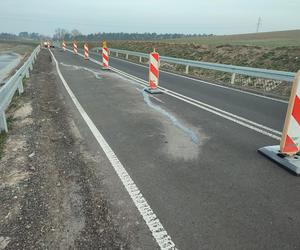 Zapadł się asfalt na nowej drodze z Osiecznej do Goniembic