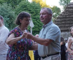 Sielanka na parkiecie w Muzeum Wsi Lubelskiej pod gołym niebem! Za nami kolejna potańcówka w rytmie miejskiego folkloru z Warszawy i Lwowa