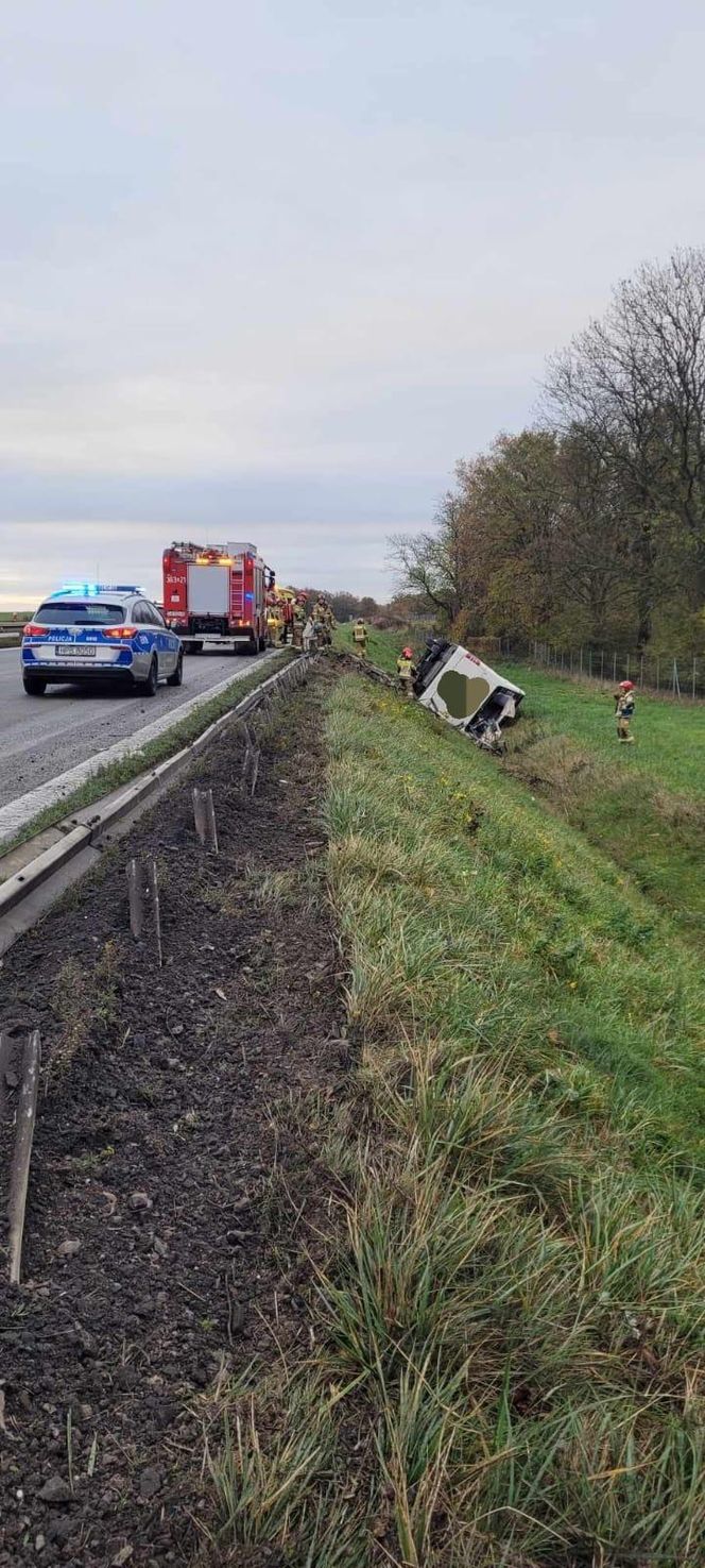   Poważny wypadek na A4. Dachował autobus. Ranna jedna osoba