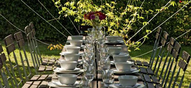 Przyjęcie w ogrodzie. Jak zaaranżować stół w ogrodzie lub na tarasie?