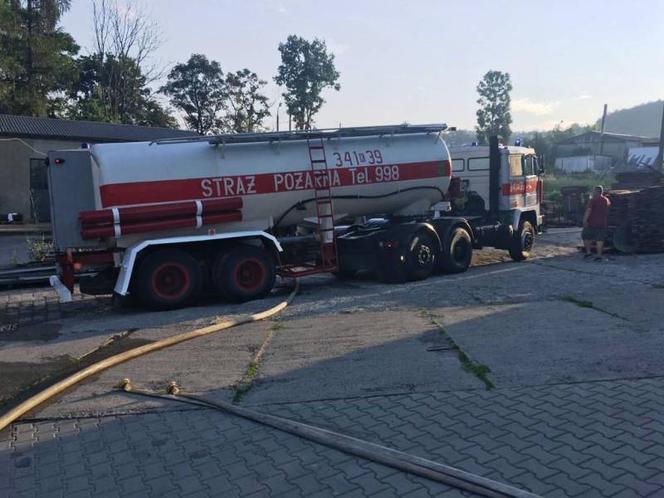 Pożar magazynu w Wielopolu! Z ogniem walczyło 41 strażaków 