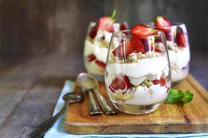 Deser z bezami, truskawkami i bitą śmietaną: przepis na Eton Mess