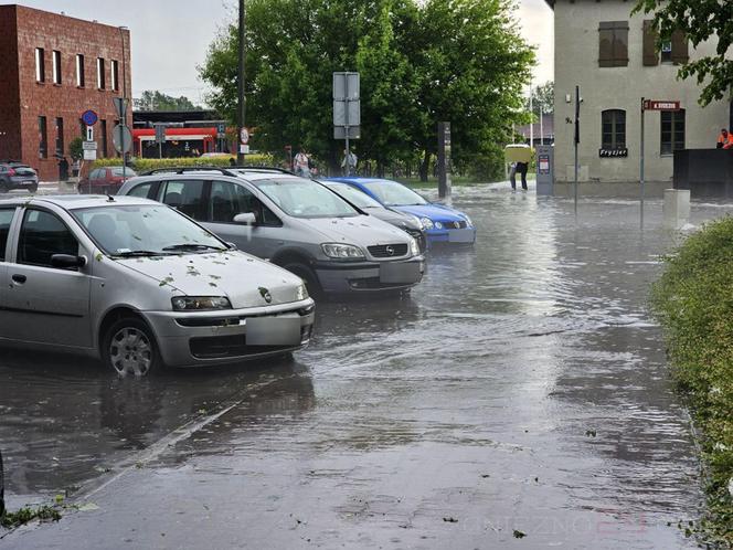 Nawałnica nad Gnieznem. Miasto zalały strumienie wody po ulewie i gradobiciu [ZDJĘCIA].