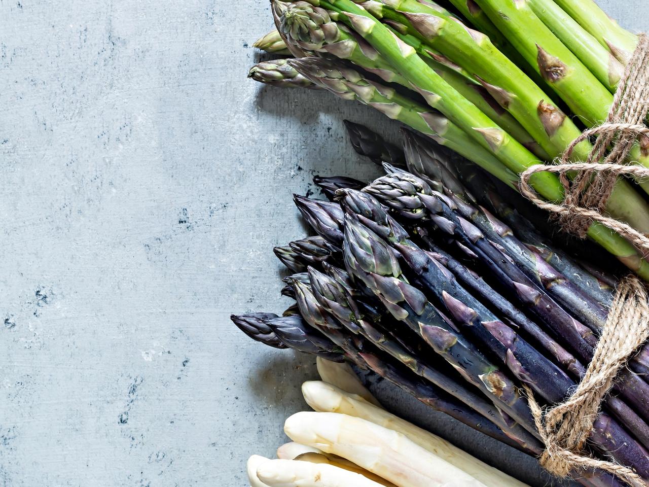 Kolorowa przekąska ze szparagów