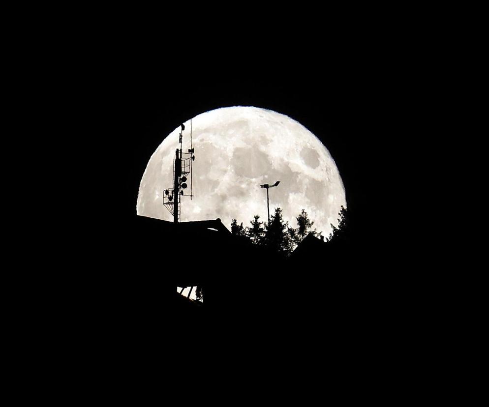 Księżyc Żniwiarzy nad Białką Tatrzańską. Zdjęcia wyjątkowej pełni księżyca zapierają dech w piersiach! [GALERIA]