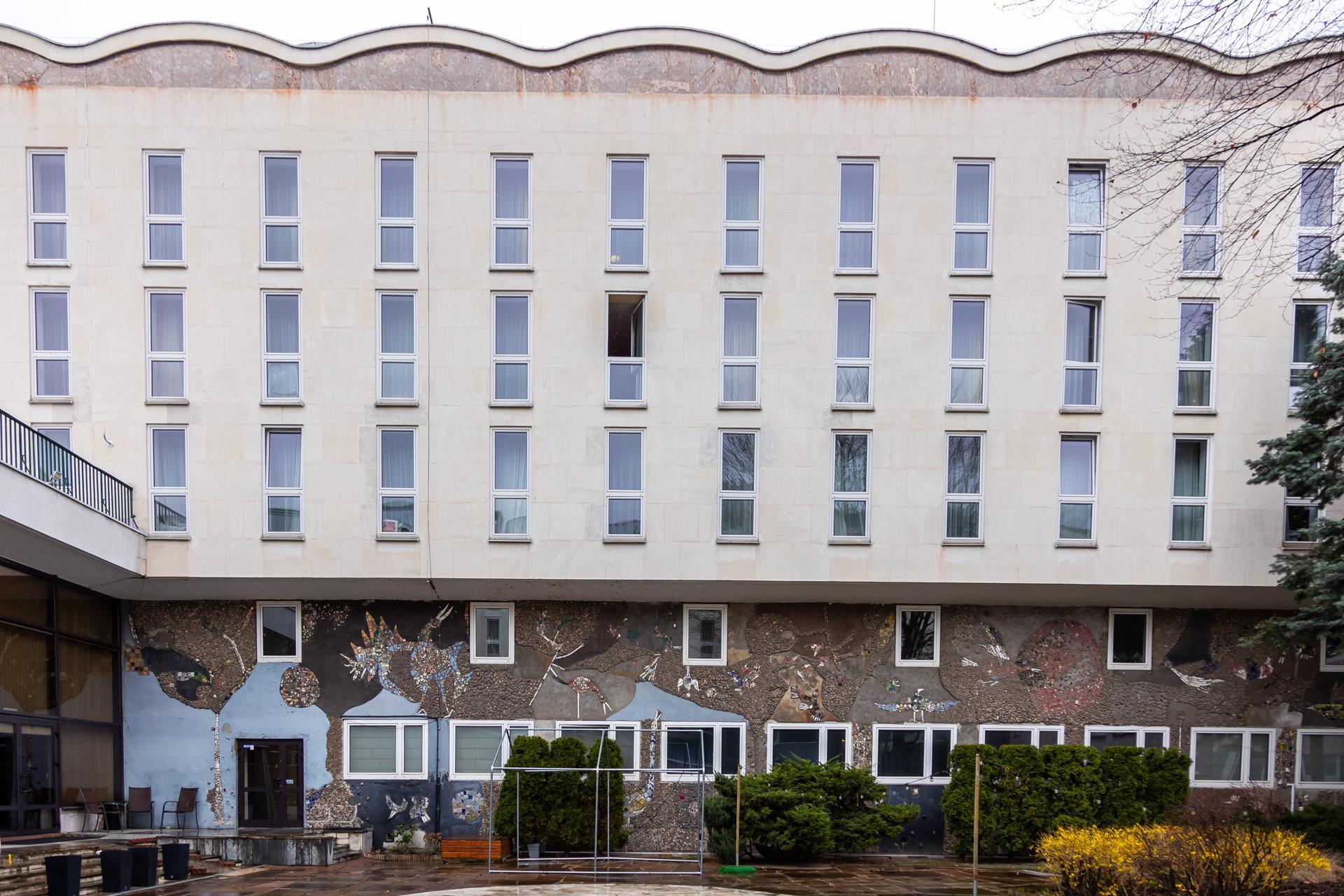 Mozaiki Rechowiczów w warszawskim Domu Chłopa - zobacz zdjęcia. Dziś mieści się tu Hotel Gromada