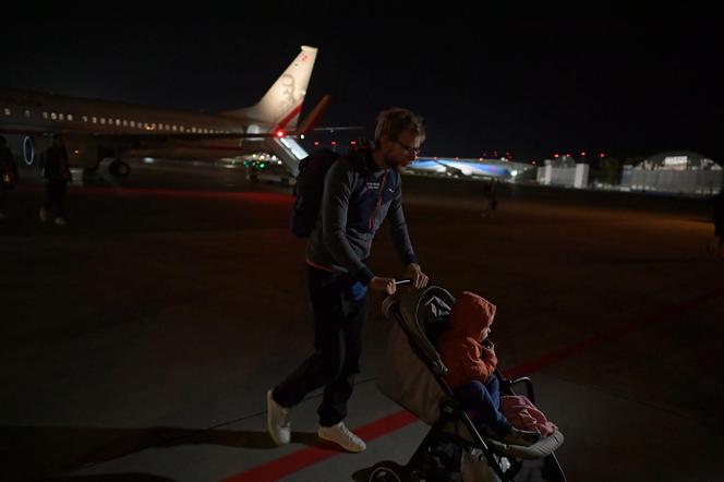Polacy na Okęciu po ewakuacji z Izraela