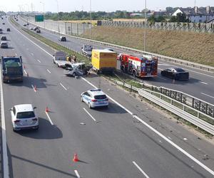 Horror na S2. Ciężarówka zmiażdżyła auto, dwie osoby zakleszczone w środku