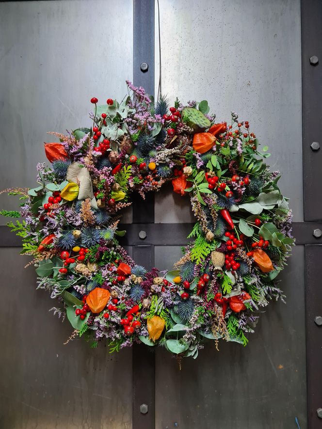 Chryzantemy wciąż drogie? Ekspert od kwiatów wyjaśnia, dlaczego ceny rosną i jak udekorować grób bez przepłacania