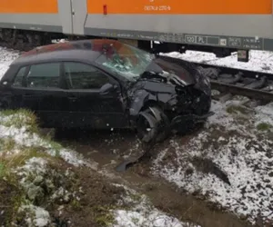 Samochód zderzył się z pociągiem w powiecie buskim, kierowca auta miał dużo szczęścia!