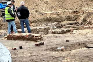 Wykopali ludzie szczątki w samym centrum Warszawy. Robotnicy wykopali kości podczas prac ziemnych