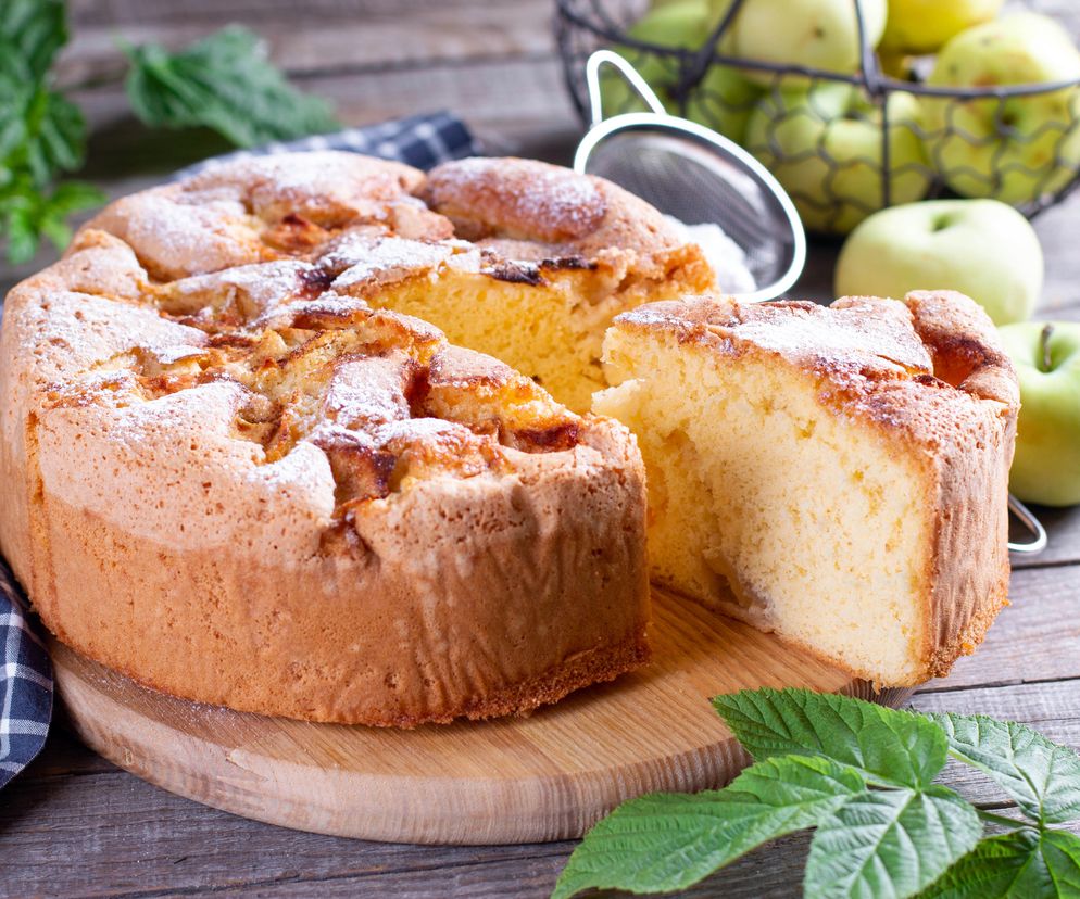 Szybkie ciasto na kefirze z jabłkami: 9 minut przygotowań, 49 minut w piekarniku i gotowe!