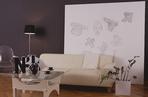 Biała sofa w salonie