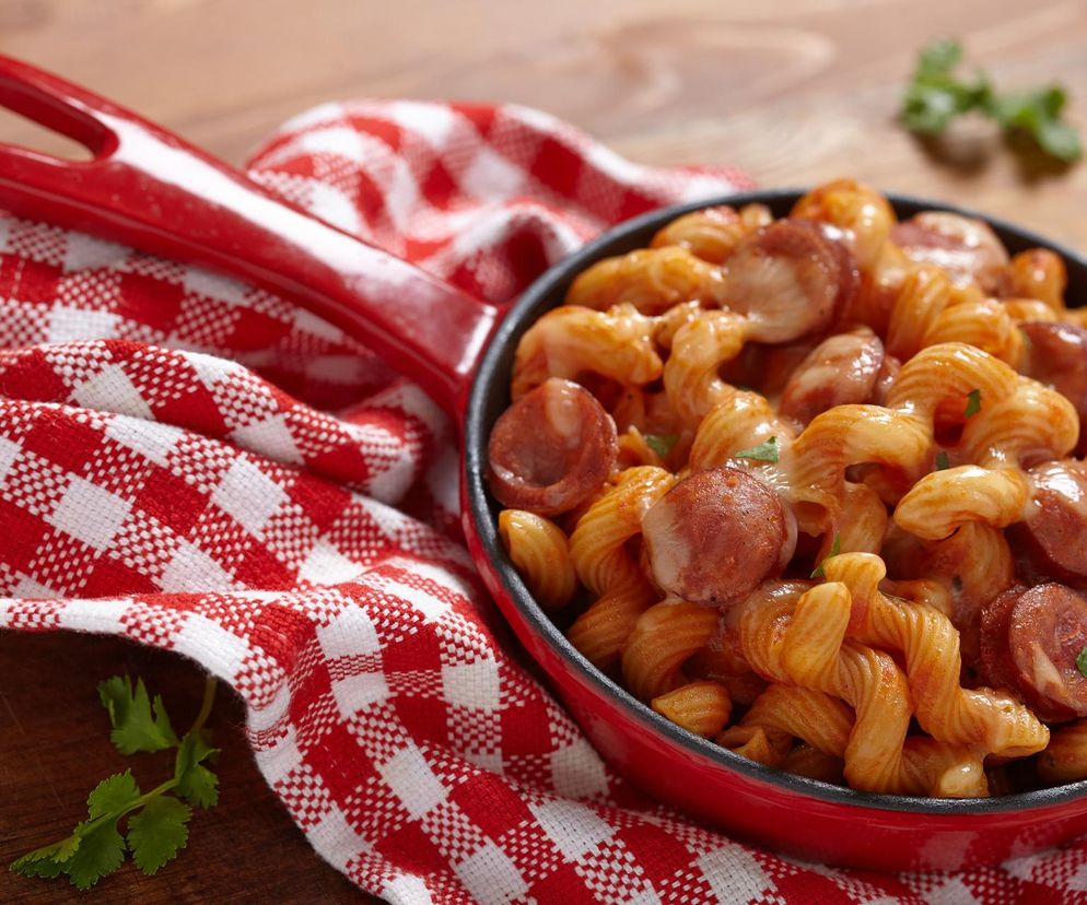 Ekspresowy makaron z kiełbasą. Idealny pomysł na budżetowy obiad