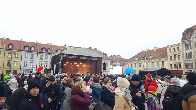 W Bydgoszczy grają razem z WOŚP. Wolontariusze, mieszkańcy i artyści działają razem, aby zebrać jak najwięcej pieniędzy 