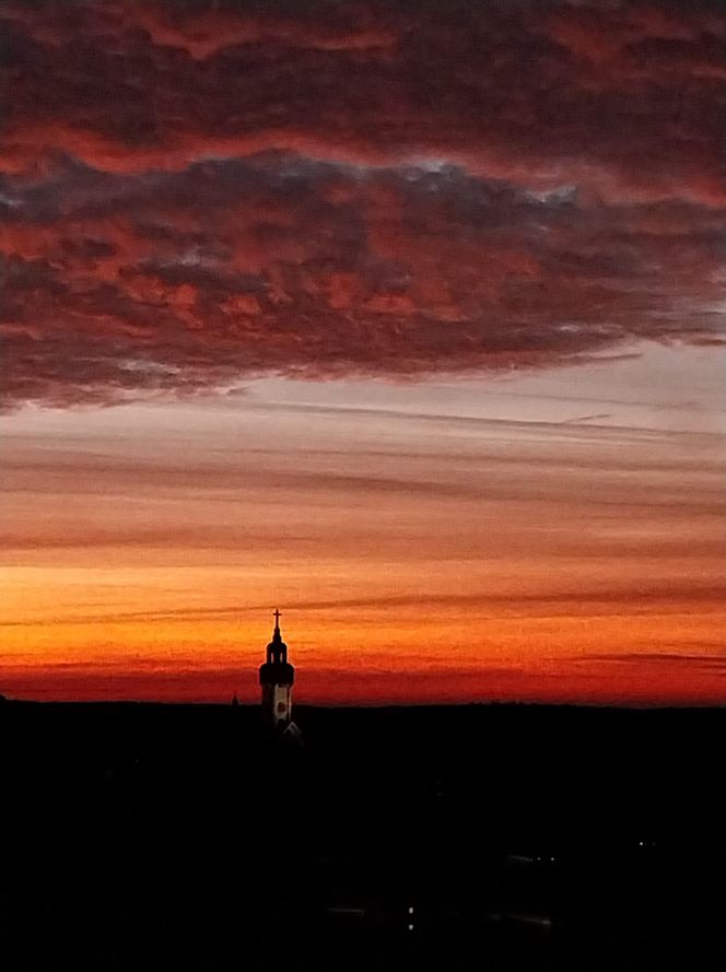 Ognisty wschód słońca w Świętokrzyskiem