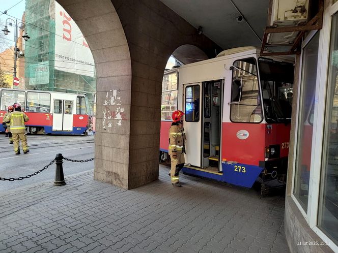 Bydgoszcz. Tramwaj wykoleił się i uderzył w budynek. Ogromne utrudnienia w ruchu [ZDJĘCIA]. 