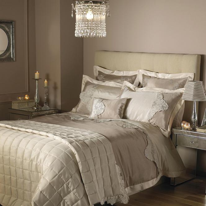 Aranżacja sypialni w stylu romantycznym: złoto