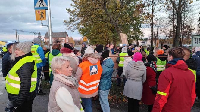 Protest na DK nr 80 po wypadku, w którym zginął 15-letni Kuba. Mieszkańcy zablokowali drogę