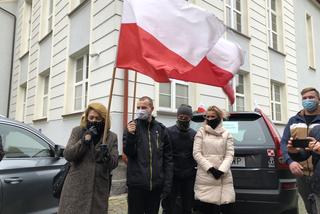 Protest rolników w Szczecinku. Do biura Prawa i Sprawiedliwości przyjechali z sianem