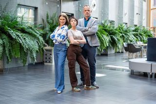 Pierwsza miłość: Eliza, mimo obietnicy danej córce, decyduje się nie odchodzić od męża. Szybko przekona się, że to był błąd