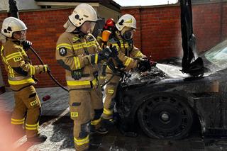 Myślenice. Pod kościołem spłonął luksusowy samochód. Bentley stanął w płomieniach