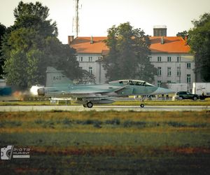 Wzruszający gest pilotów odlatujących z Radomia. Polska flaga na niebie dla „Slaba”