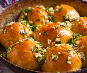 Domowe bułeczki czosnkowe