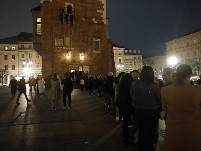 Za czym kolejka ta stoi? Tłumy krakowian na Nocy Muzeów 2023!