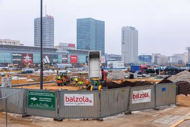 Trwa przebudowa części dawnego Placu Defilad w plac Centralny