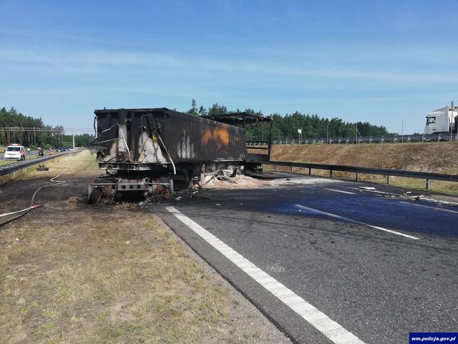 Karambol na trasie S7 pod Olsztynem - przepakowywali ładunek na pasie autostrady