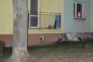 Wjechał samochodem w ścianę bloku mieszkalnego. Została ogromna dziura